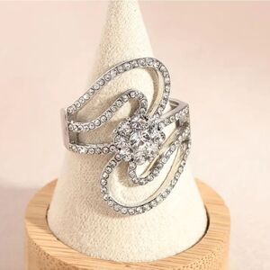 Stunning diamond wedding ring sz 6